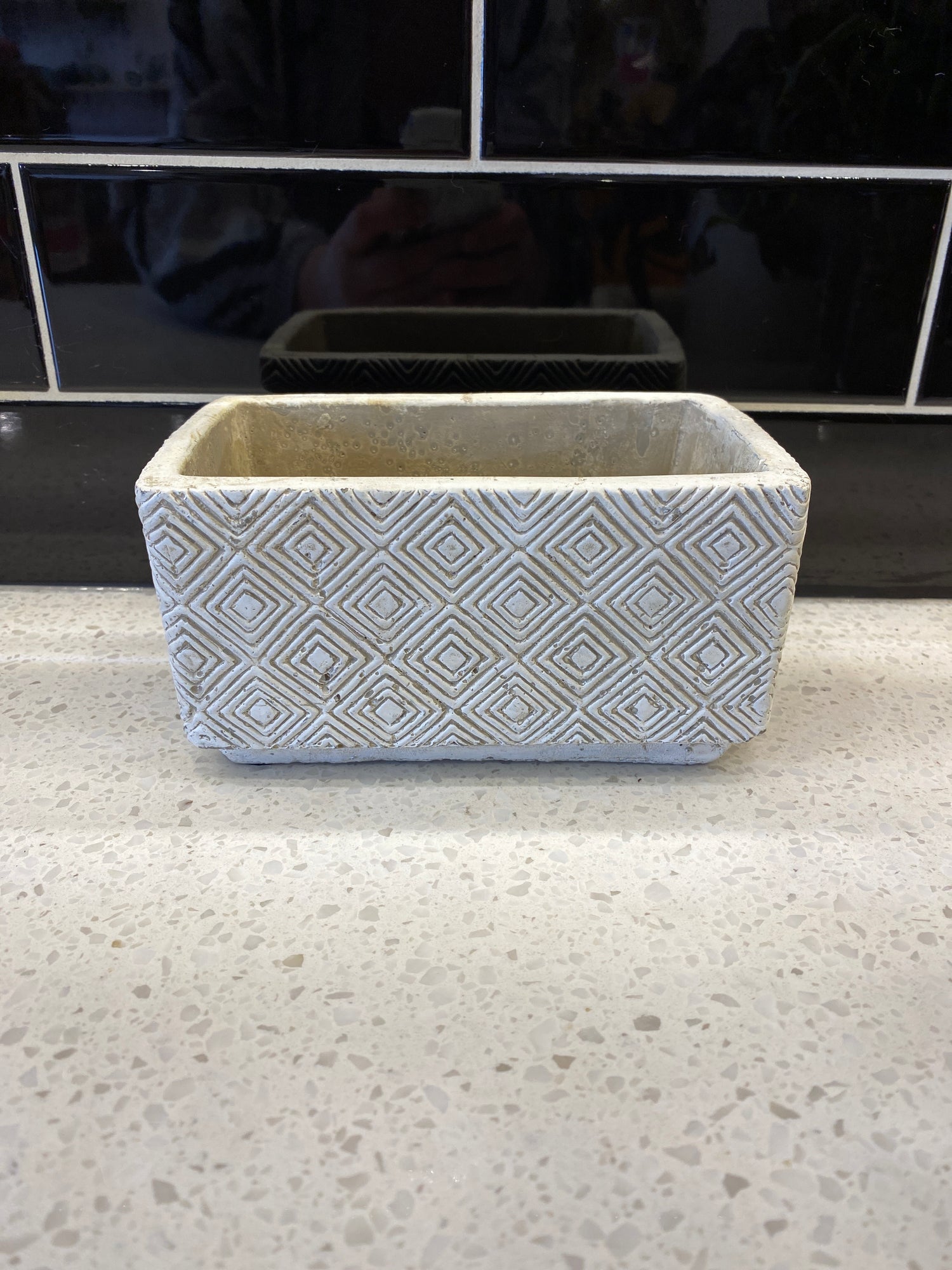 Medium Beige Diamond Groove Pot